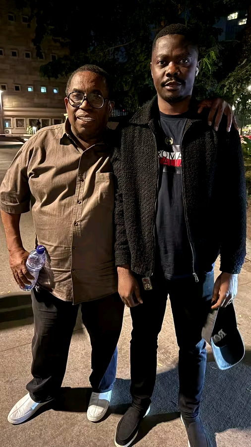 Flash info – RDC<br>*Après audition au parquet, l’honorable Léon Nembalemba, alias Papa Molière, est rentré chez lui en homme libre.*<br><br>