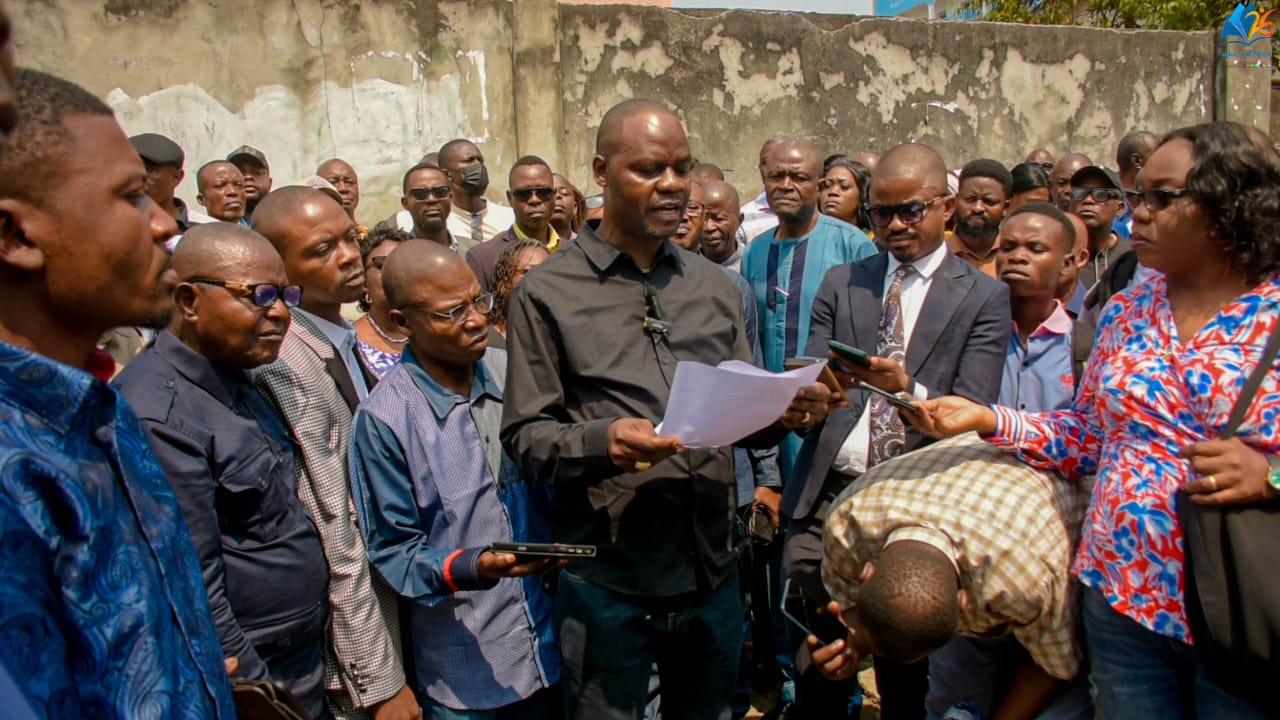 🇨🇩 RDC | ÉDUCATION<br><br>L&rsquo;INTERSYNDICALE DES ENSEIGNANTS HAUSSE LE TON ET ADRESSE UN ULTIMATUM AU GOUVERNEMENT<br><br>Réunie en Assemblée générale d&rsquo;évaluation de l&rsquo;année scolaire 2025-2026, ce samedi 27 juin 2026 à Kinshasa, l&rsquo;Intersyndicale des syndicats des enseignants du ministère de l&rsquo;Éducation nationale et Nouvelle Citoyenneté a dressé un bilan préoccupant de la situation des enseignants en République démocratique du Congo.<br><br>À l&rsquo;issue de cette rencontre, les responsables syndicaux ont examiné plusieurs dossiers majeurs, notamment le toilettage du fichier de paie, le paiement des enseignants Non Payés (NP) et des Nouvelles Unités (NU), les arriérés dus aux intervenants des évaluations certificatives (ENAFEP, TENASOSP et Examen d&rsquo;État), la mise à la retraite des enseignants, l&rsquo;application de la Loi des finances 2026 en matière de rémunération, ainsi que la signature du Statut particulier des enseignants.<br><br>L&rsquo;Intersyndicale s&rsquo;est également montrée préoccupée par la mise en place du Fonds de Solidarité de Santé. Selon elle, la MESP, qui assure depuis plus de quinze ans la couverture sanitaire des enseignants, demeure une structure expérimentée et mérite une attention particulière avant toute réforme.<br><br>Par ailleurs, les syndicats regrettent que les résultats de la mission nationale de toilettage du fichier de paie n&rsquo;aient toujours pas été publiés, alors que cette opération est attendue pour assainir les effectifs et améliorer la gestion de la masse salariale.<br><br>Face à cette situation, l&rsquo;Intersyndicale recommande au Gouvernement d&rsquo;augmenter les salaires des enseignants dès la paie du mois de juillet 2026, conformément aux dispositions de la Loi des finances 2026. Elle demande également d&rsquo;accélérer la signature du Statut particulier des enseignants, d&rsquo;assurer le paiement des enseignants NP et NU ainsi que des différentes primes dues, de procéder à la mise à la retraite effective des enseignants éligibles et de publier sans délai les résultats de la mission de nettoyage du fichier de paie.<br><br>Enfin, les organisations syndicales préviennent que si ces revendications ne trouvent pas une réponse satisfaisante, elles se réservent le droit d&rsquo;engager des actions syndicales de grande envergure. Une Assemblée générale décisive est d&rsquo;ores et déjà annoncée pour le mois d&rsquo;août 2026 afin de déterminer la suite du mouvement.<br><br>Pour l&rsquo;Intersyndicale de l&rsquo;EDUC-NC<br><br>MATONDO NZUZI Godefroid<br>Président et Porte-parole<br><br>Van-Valeur vous informer, c&rsquo;est notre devoir. ✍️🤝