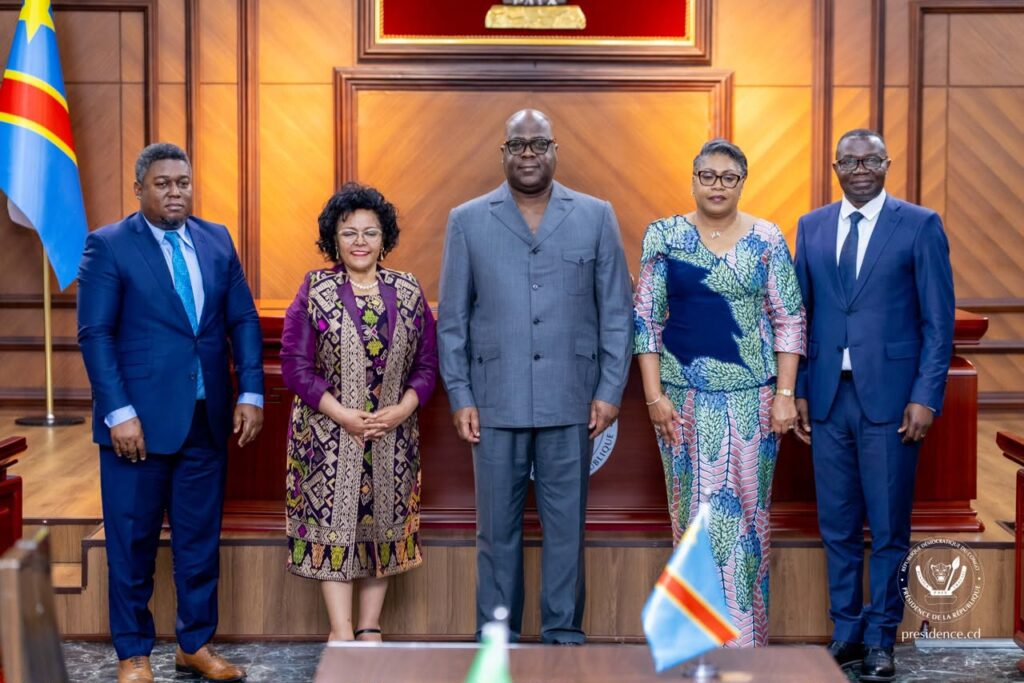 🛑RDC 🇨🇩 | Kinshasa accueille désormais le bureau-pays de l&rsquo;AUDA-NEPAD<br><br>Le Président de la République, Félix-Antoine Tshisekedi Tshilombo, a présidé, ce jeudi 6 août 2026 à la Cité de l&rsquo;Union africaine, la cérémonie officielle de signature de l&rsquo;accord portant création du bureau-pays de l&rsquo;Agence de développement de l&rsquo;Union africaine – Nouveau Partenariat pour le développement de l&rsquo;Afrique (AUDA-NEPAD) en République démocratique du Congo.<br><br>L&rsquo;accord a été signé par le ministre du Commerce extérieur, Julien Paluku Kahongya, représentant le Gouvernement congolais, et la Secrétaire exécutive de l&rsquo;AUDA-NEPAD, Dr Nardos Bekele-Thomas, en présence de la Première ministre, Judith Suminwa Tuluka, de plusieurs membres du Gouvernement ainsi que des représentants d&rsquo;institutions financières internationales.<br><br>Selon le ministre Julien Paluku Kahongya, ce bureau constituera une interface stratégique entre la RDC et l&rsquo;Union africaine pour l&rsquo;identification, l&rsquo;intégration et le financement des grands projets nationaux inscrits dans le cadre de l&rsquo;Agenda 2063 de l&rsquo;Union africaine. Il contribuera également à mobiliser les partenaires techniques et financiers autour de projets structurants tels que le Grand Inga et le Corridor de Lobito.<br><br>De son côté, la Secrétaire exécutive de l&rsquo;AUDA-NEPAD, Dr Nardos Bekele-Thomas, a souligné que l&rsquo;ouverture de ce bureau en RDC traduit la volonté commune d&rsquo;accélérer la mise en œuvre de l&rsquo;Agenda 2063 et de renforcer l&rsquo;intégration du continent africain.<br><br>L&rsquo;installation de ce bureau-pays marque une étape importante dans le renforcement de la coopération entre la République démocratique du Congo et l&rsquo;Union africaine, avec pour objectif de favoriser le développement durable, l&rsquo;intégration régionale et la réalisation des grands projets structurants du pays.<br><br>Van-valeur vous informer, c&rsquo;est notre devoir.✍️🤝
