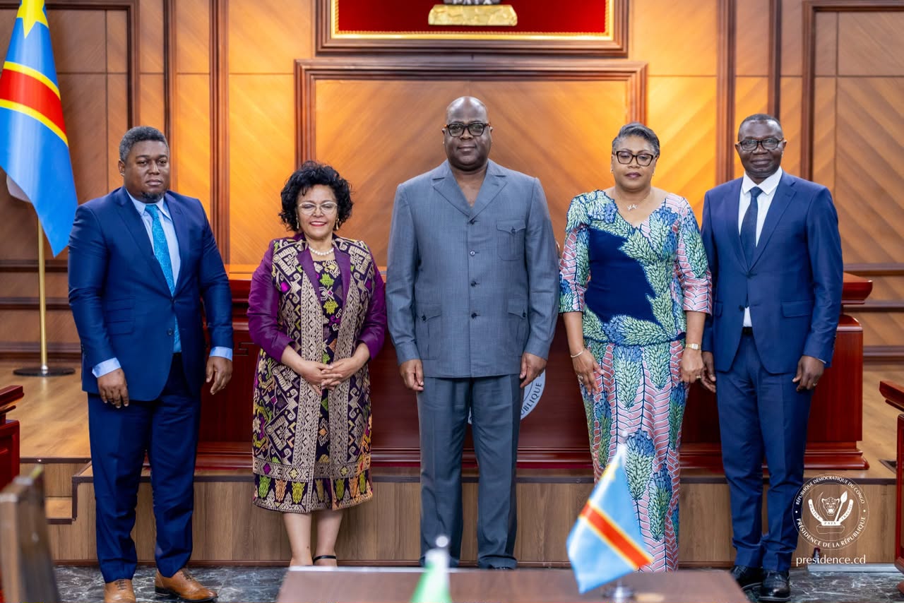 🛑RDC 🇨🇩 | Kinshasa accueille désormais le bureau-pays de l&rsquo;AUDA-NEPAD<br><br>Le Président de la République, Félix-Antoine Tshisekedi Tshilombo, a présidé, ce jeudi 6 août 2026 à la Cité de l&rsquo;Union africaine, la cérémonie officielle de signature de l&rsquo;accord portant création du bureau-pays de l&rsquo;Agence de développement de l&rsquo;Union africaine – Nouveau Partenariat pour le développement de l&rsquo;Afrique (AUDA-NEPAD) en République démocratique du Congo.<br><br>L&rsquo;accord a été signé par le ministre du Commerce extérieur, Julien Paluku Kahongya, représentant le Gouvernement congolais, et la Secrétaire exécutive de l&rsquo;AUDA-NEPAD, Dr Nardos Bekele-Thomas, en présence de la Première ministre, Judith Suminwa Tuluka, de plusieurs membres du Gouvernement ainsi que des représentants d&rsquo;institutions financières internationales.<br><br>Selon le ministre Julien Paluku Kahongya, ce bureau constituera une interface stratégique entre la RDC et l&rsquo;Union africaine pour l&rsquo;identification, l&rsquo;intégration et le financement des grands projets nationaux inscrits dans le cadre de l&rsquo;Agenda 2063 de l&rsquo;Union africaine. Il contribuera également à mobiliser les partenaires techniques et financiers autour de projets structurants tels que le Grand Inga et le Corridor de Lobito.<br><br>De son côté, la Secrétaire exécutive de l&rsquo;AUDA-NEPAD, Dr Nardos Bekele-Thomas, a souligné que l&rsquo;ouverture de ce bureau en RDC traduit la volonté commune d&rsquo;accélérer la mise en œuvre de l&rsquo;Agenda 2063 et de renforcer l&rsquo;intégration du continent africain.<br><br>L&rsquo;installation de ce bureau-pays marque une étape importante dans le renforcement de la coopération entre la République démocratique du Congo et l&rsquo;Union africaine, avec pour objectif de favoriser le développement durable, l&rsquo;intégration régionale et la réalisation des grands projets structurants du pays.<br><br>Van-valeur vous informer, c&rsquo;est notre devoir.✍️🤝